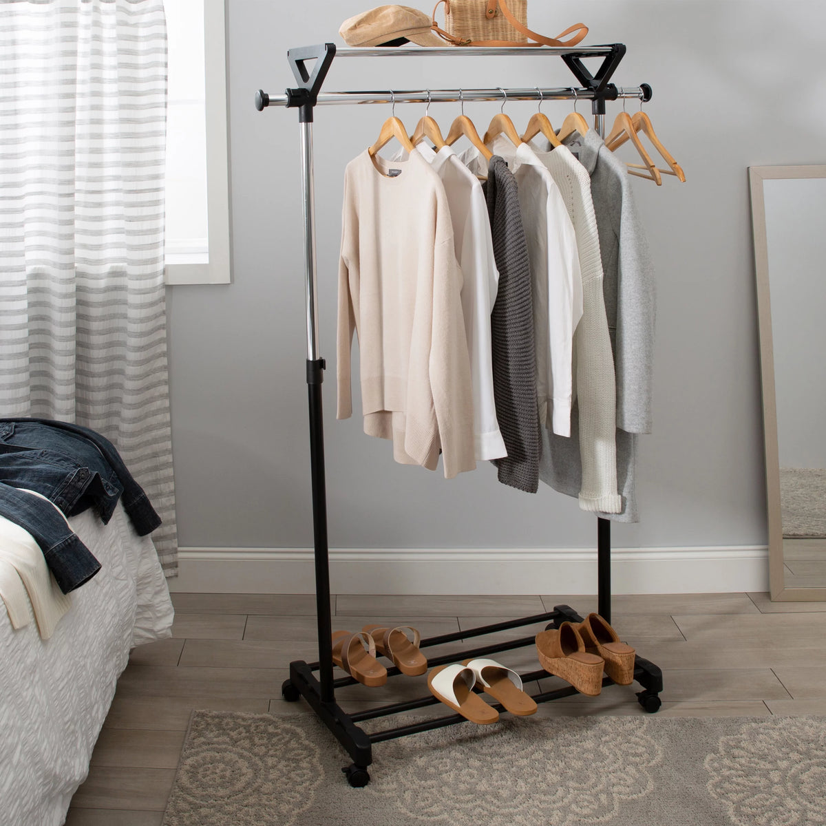 Adjustable Garment Rack with Storage Shelves O649556